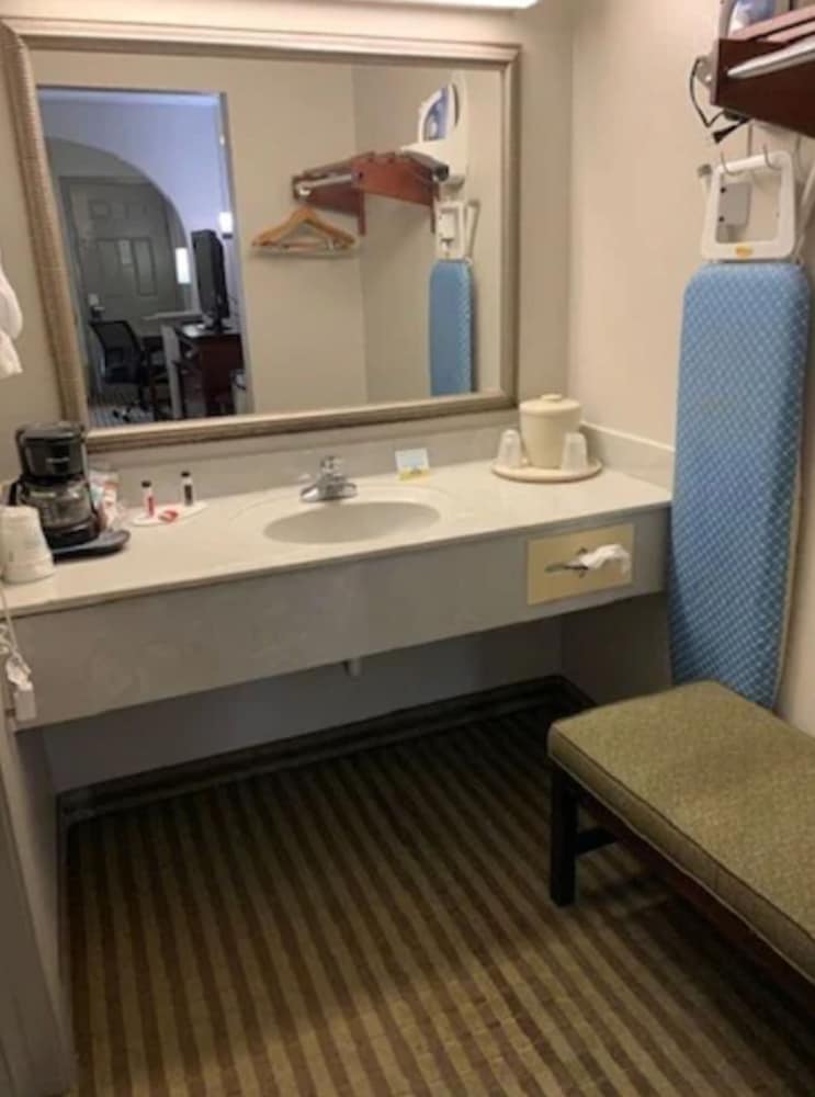 Days Inn by Wyndham Ocean Springs 13/32