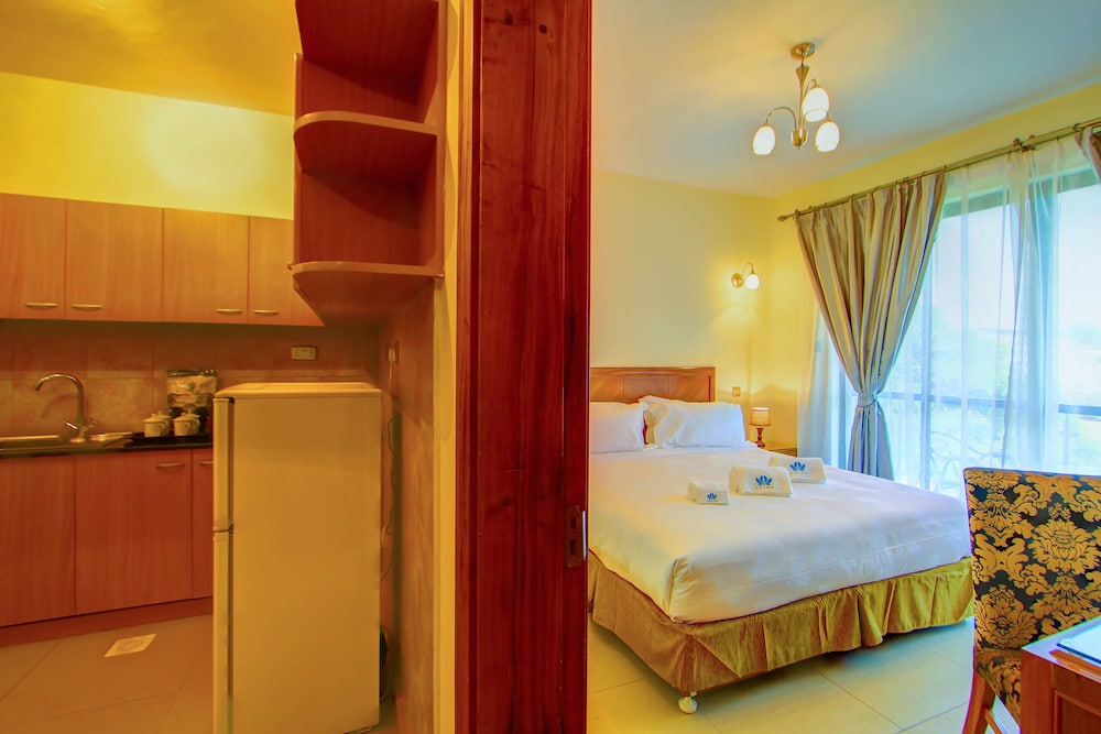 Lotos Inn Suites 28/70