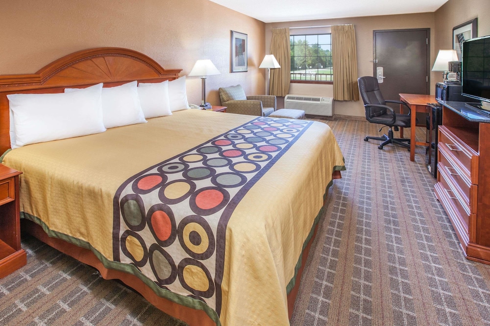 Super 8 By Wyndham Clinton 5/15