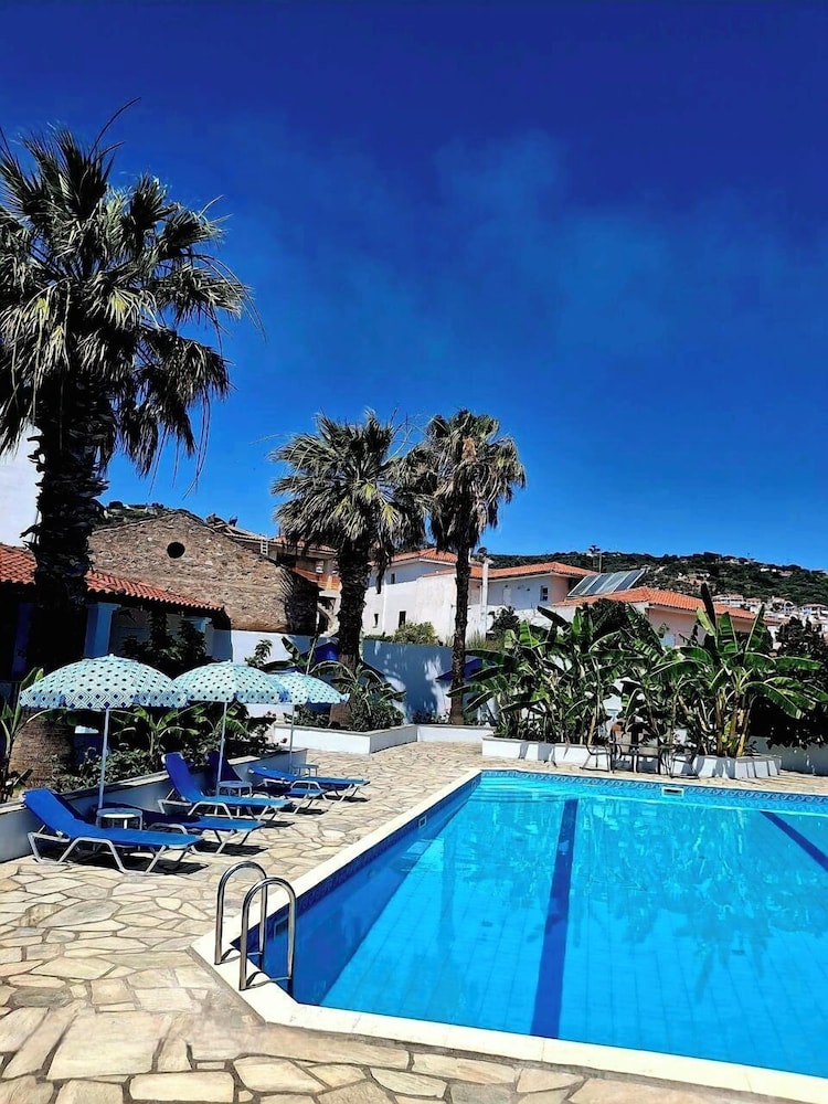 Dolphin Hotel 45/49