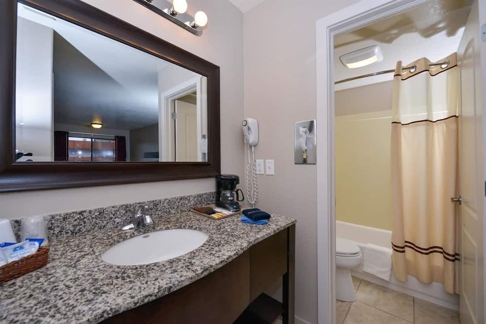 Red Ledges Inn 50/50