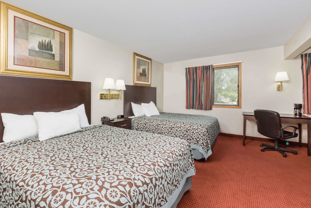 Days Inn & Suites By Wyndham Des Moines Airport 12/40