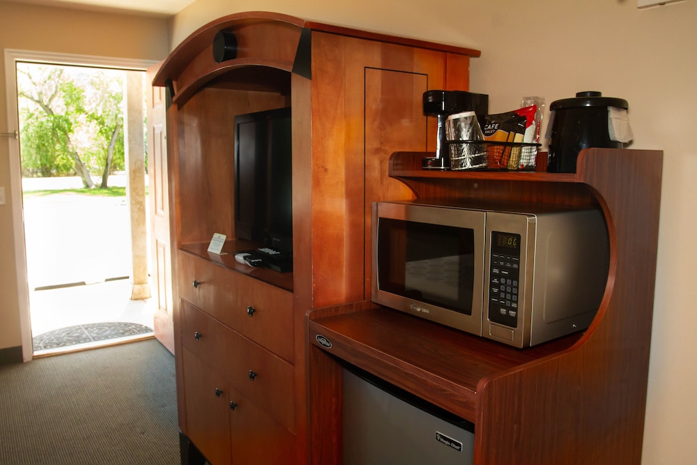 Cathedral Valley Inn 1/21