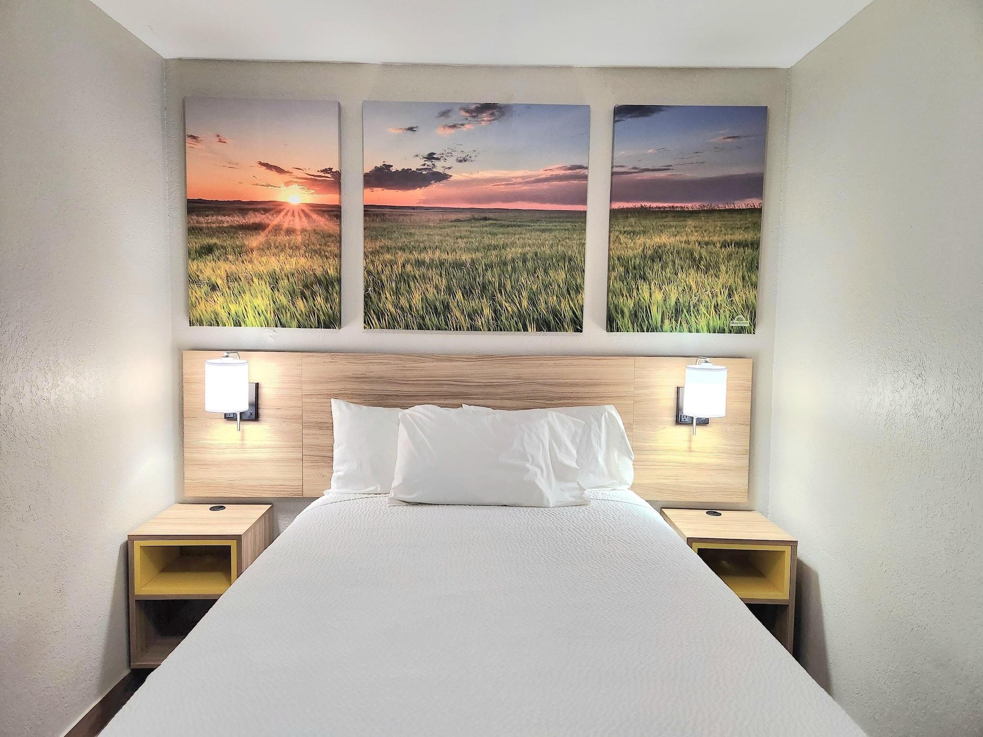 Room, Multiple Beds, Sofa, Smoking، Days Inn by Wyndham McAllen 2/3