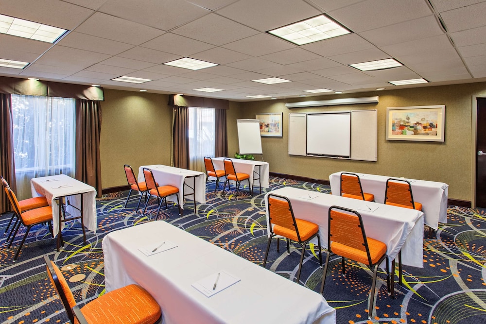 Hampton Inn Suites Merced 23/28