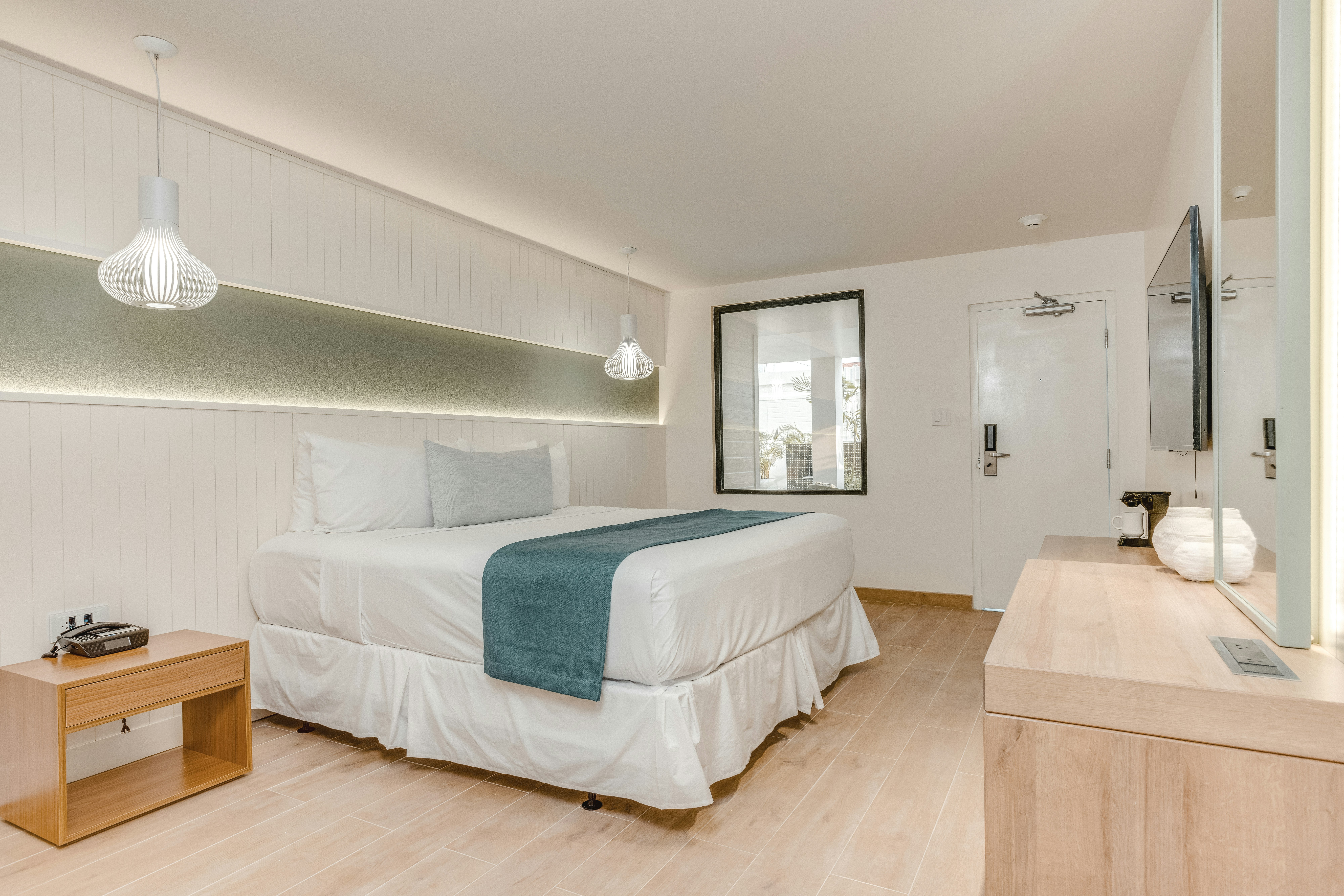 Courtyard, Deluxe, King Bed، Fort George Hotel And Spa 4/4
