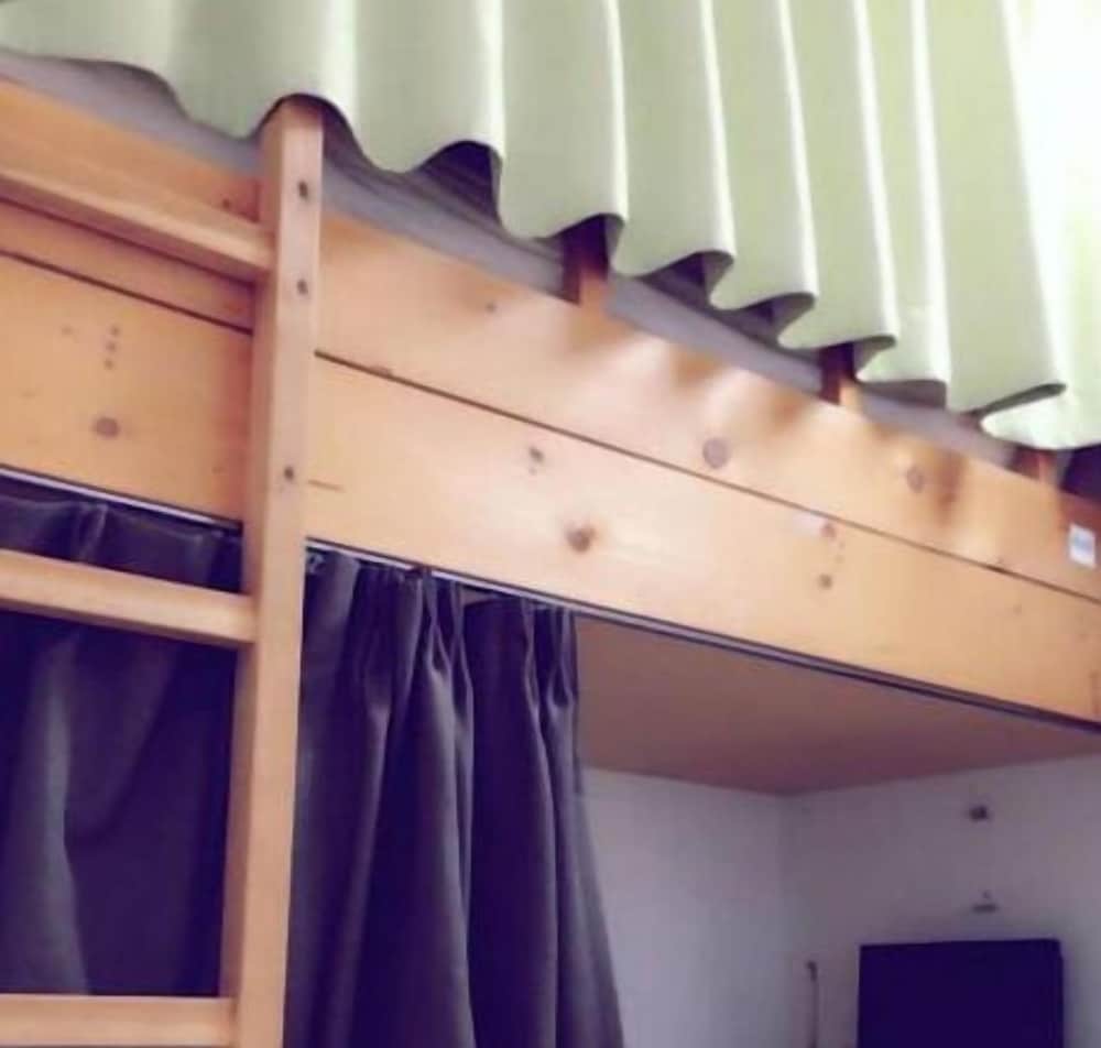 MIXED DORM, SHARED BATHROOM