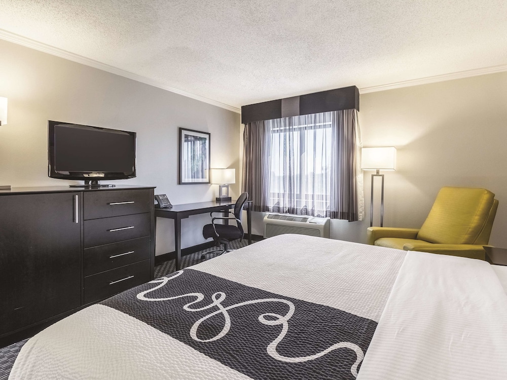La Quinta Inn & Suites by Wyndham Cleveland - Airport North 14/44