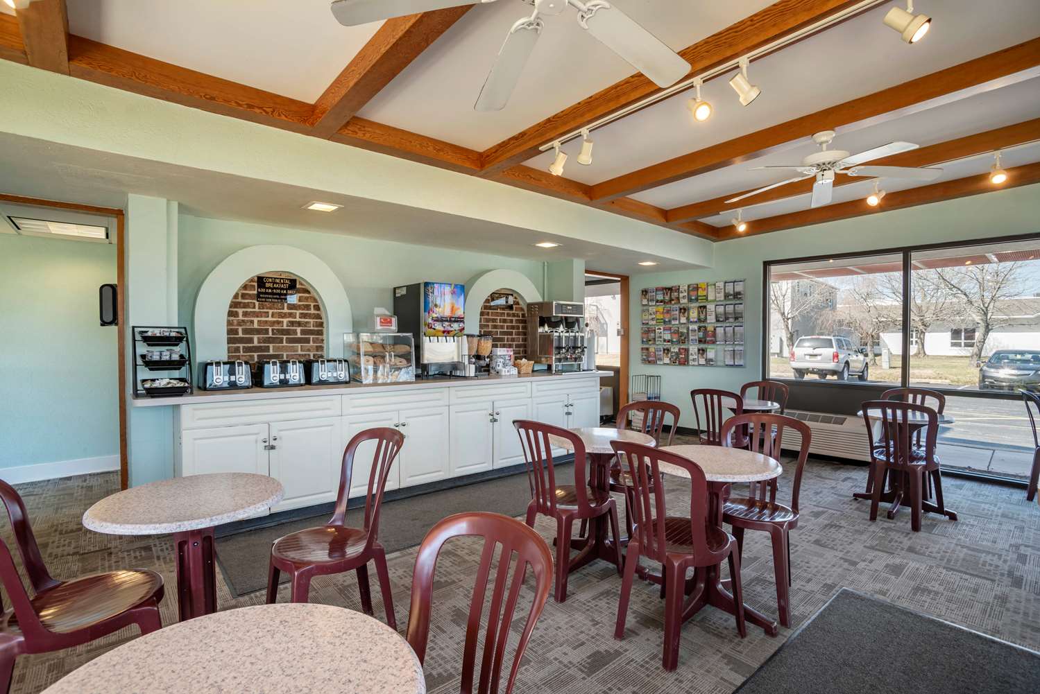 Econo Lodge Inn and Suites Resort Rehoboth Beach 35/42