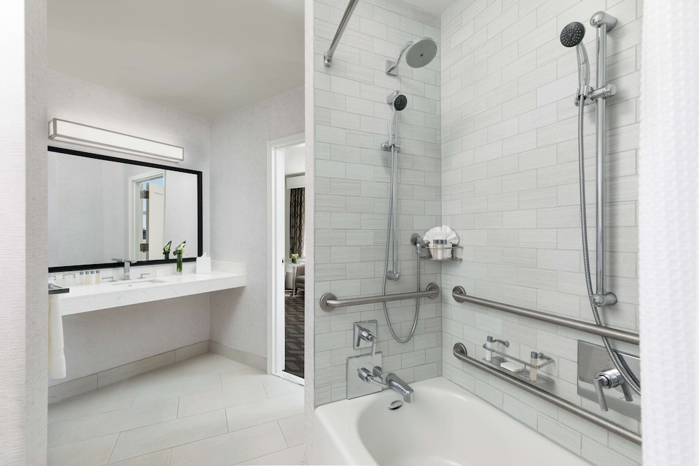 1DBL Mobility Acc Bathtub، Hilton Boston Park Plaza 7/8