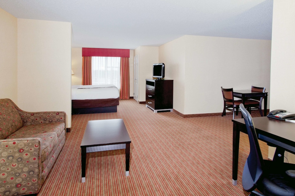 La Quinta Inn Suites Warner Robins 46/62