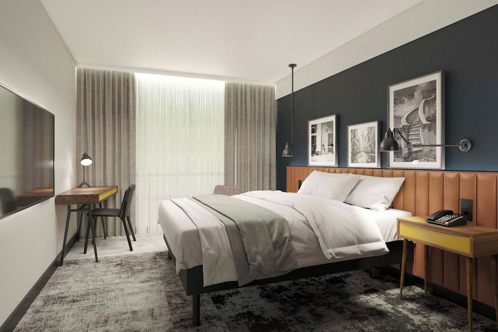 Classic, Queen Bed, City View