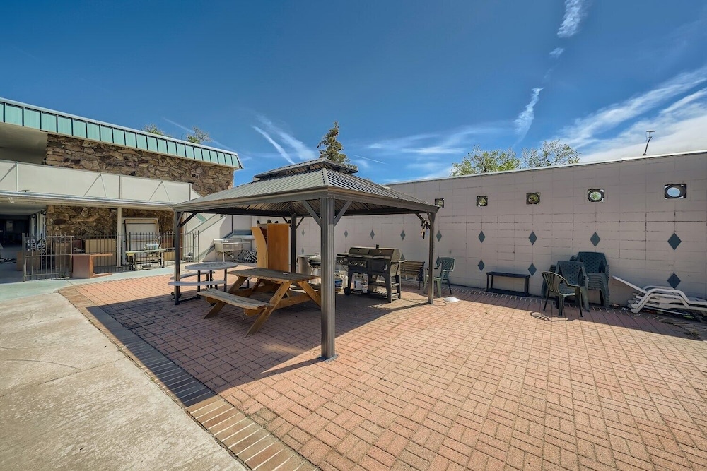 Travelers Uptown Motel 3/54