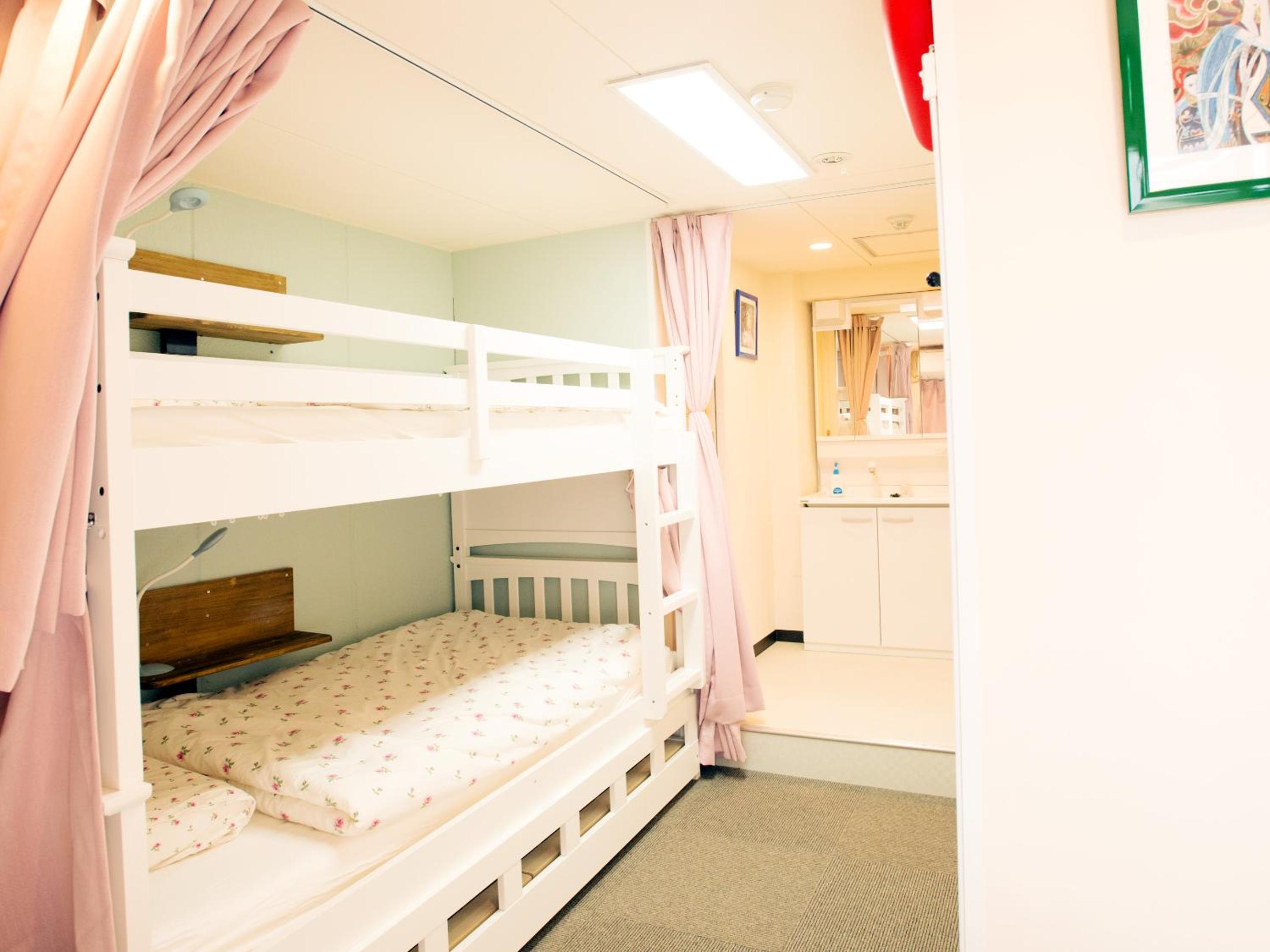 Room, Twin Beds, No Bathroom