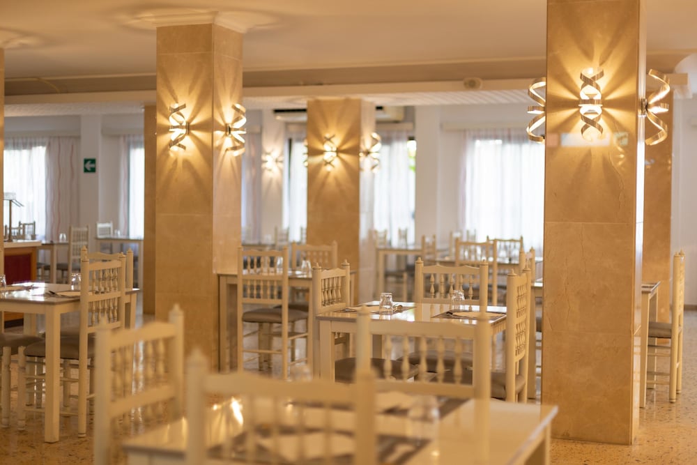 R2 Veronica Beach Hotel 33/48