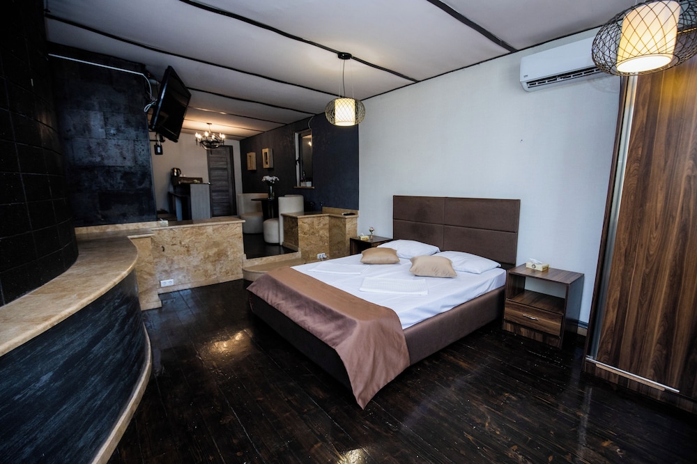 DELUXE, DOUBLE BED