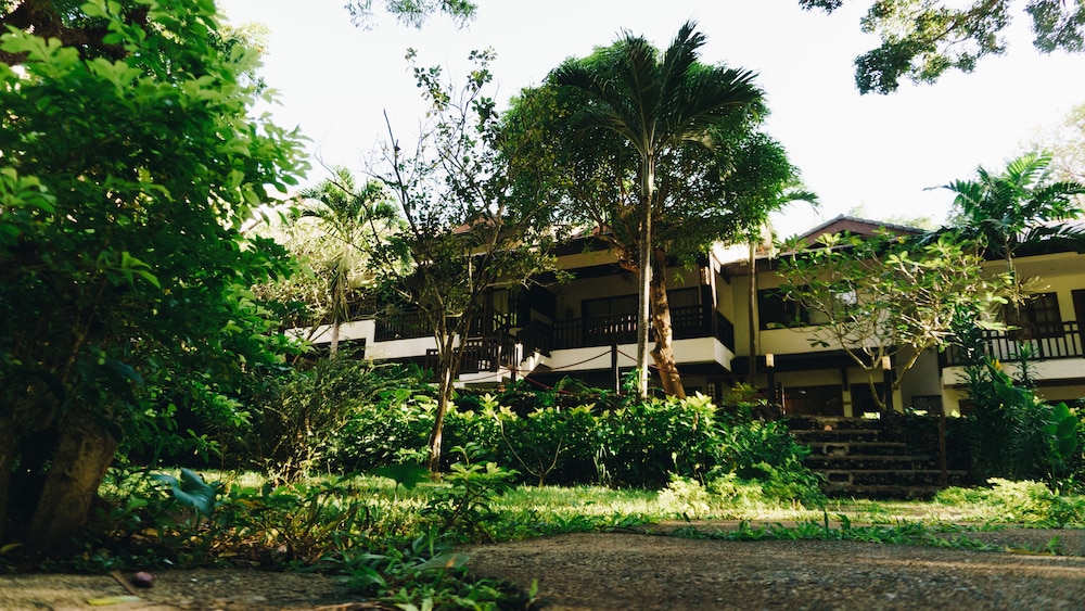 The Strand Boutique Resort 70/75