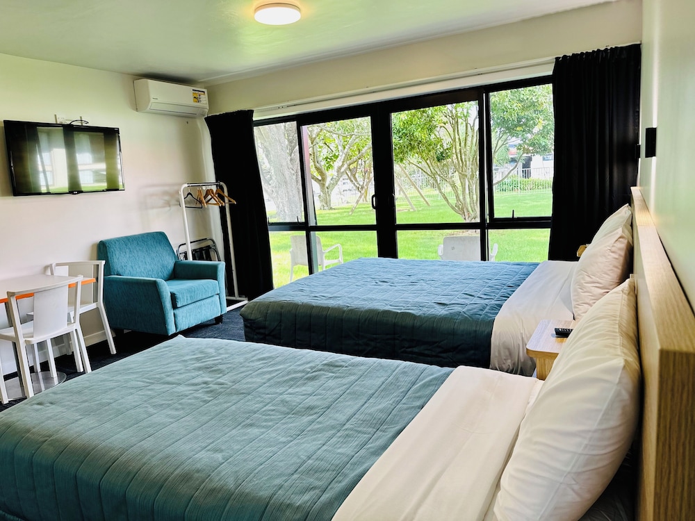 Airport Gold Star Motel 9/44