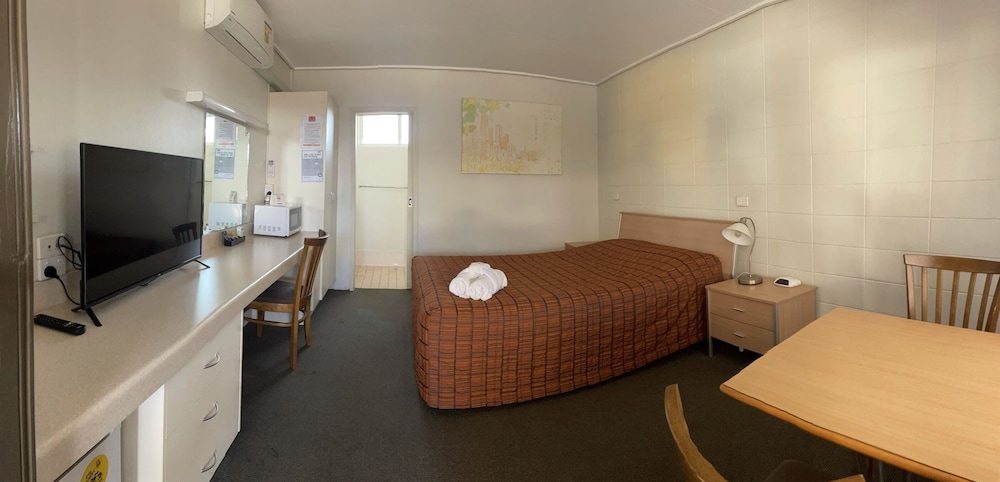 Gladstone CBD Motel 9/13