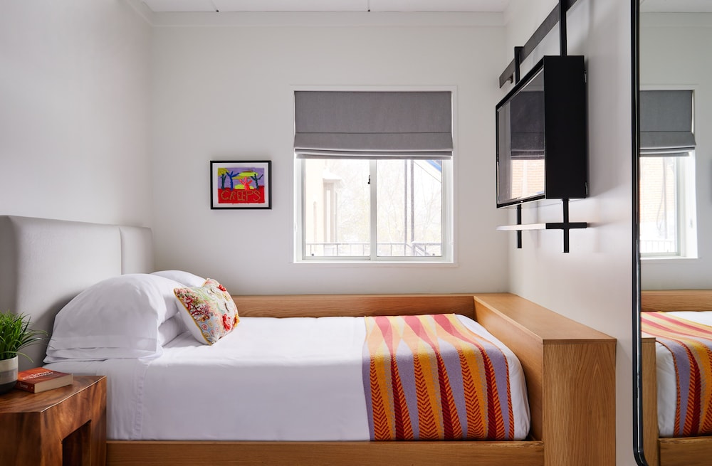 Micro Room, Queen Bed
