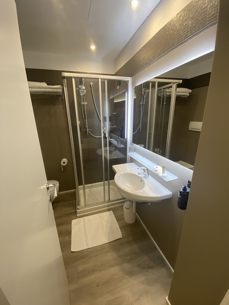 غرفة قياسية ثلاثية بسرير مزدوج وسرير فردي، GREEN PARK HOTEL 8/9