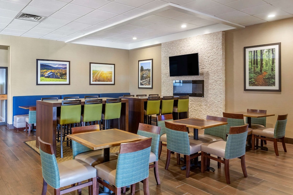 Comfort Inn and Suites Near Danville Mall 27/31