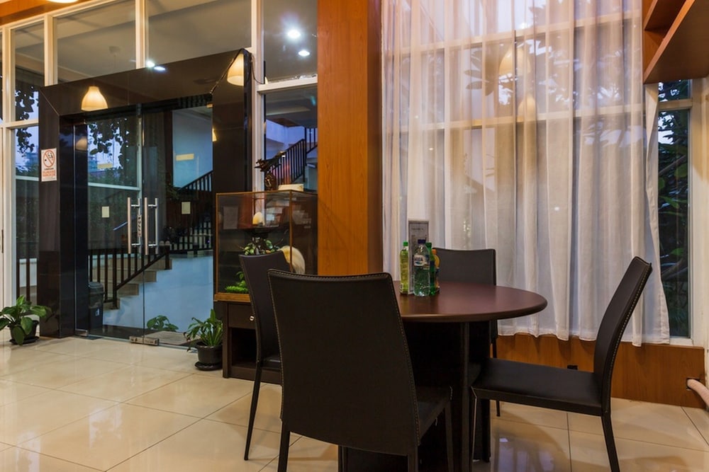 RedDoorz Premium @ Ampera Raya 2 19/22