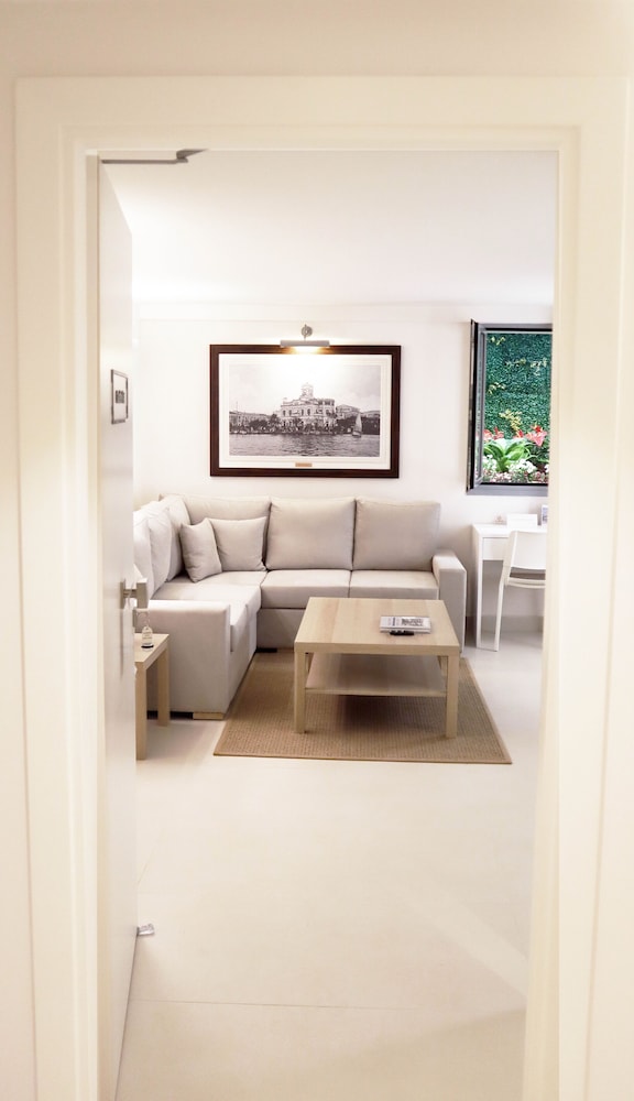 Gallery Suites and Residences 32/43