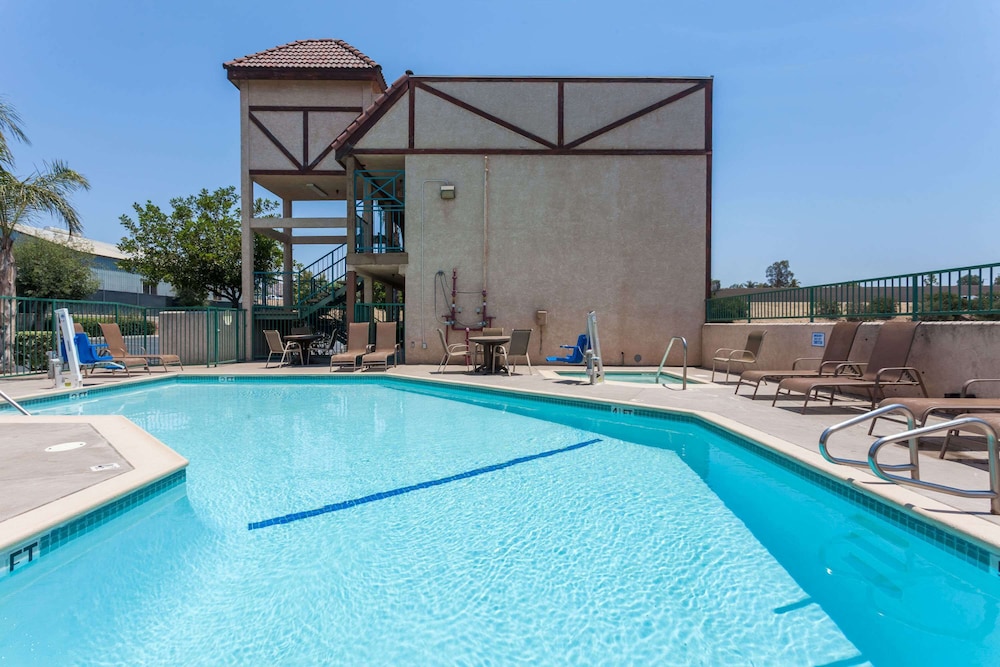 Howard Johnson by Wyndham Norco 4/20