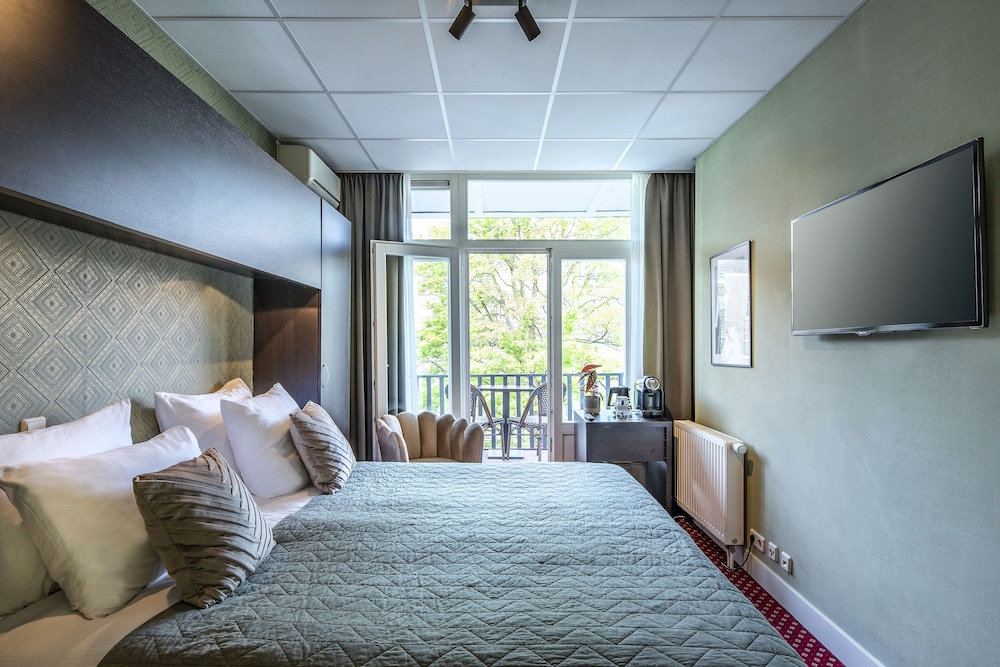 SUPERIOR, QUEEN BED, BALCONY