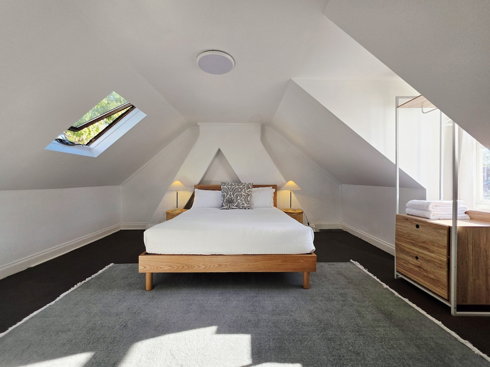 2 BEDROOMS, DELUXE, APARTMENT