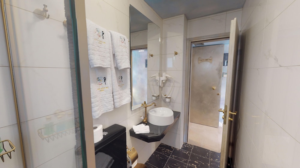 Design, Suite, Pool Side, Patio 4/6