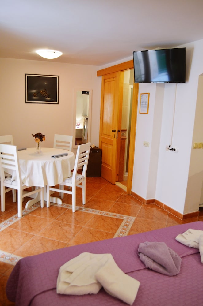 M & J Central Suites 27/50