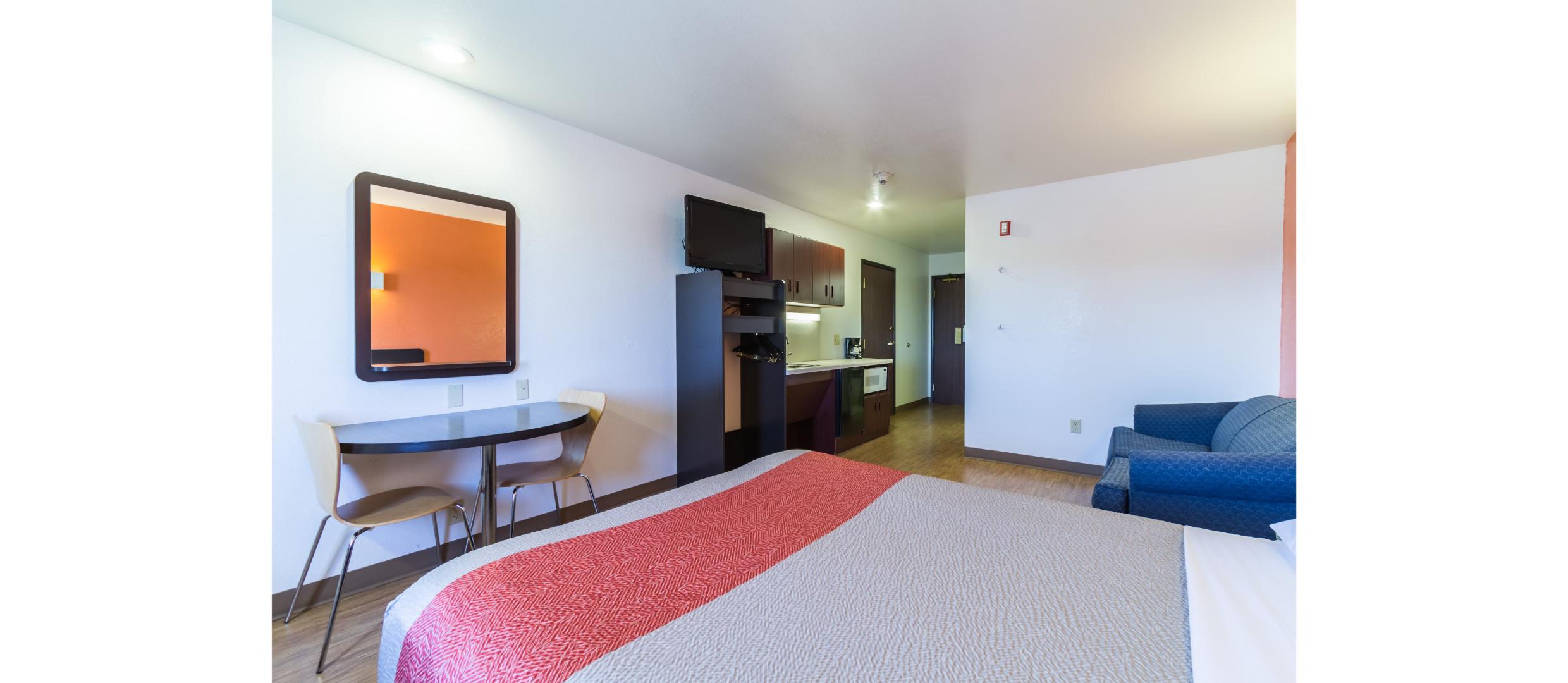 1 Queen Bed - Mob Acc RI Shwr Nsmk Micfridg