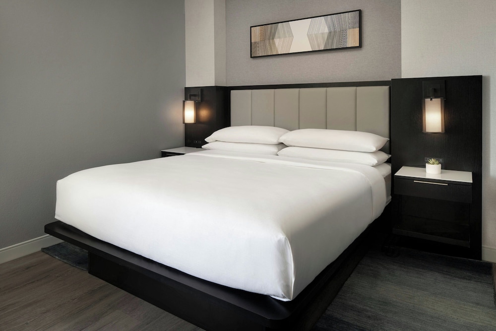 Suite, King Bed, Sofa