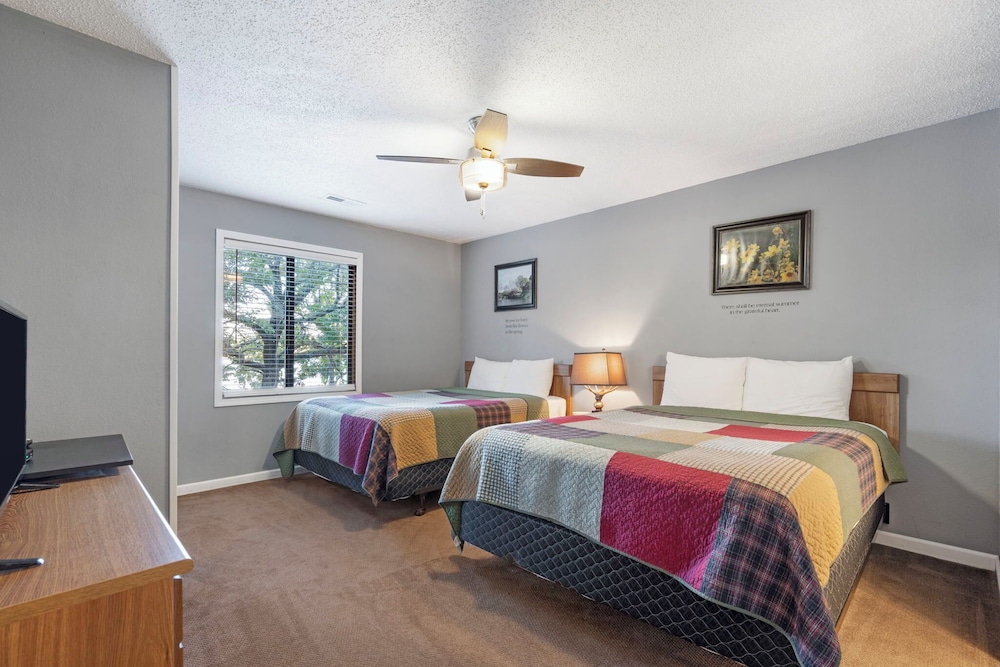 2 BEDROOMS, CONDO, WATER FRONT