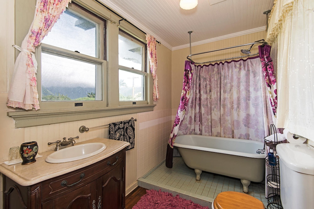 Manoa Valley Inn 56/60
