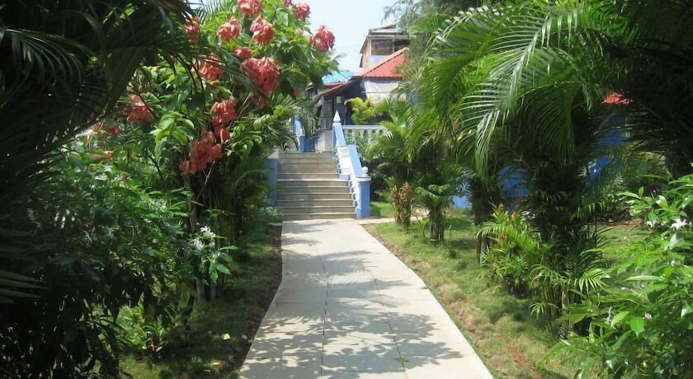 MAYFLOWER BEACH RESORT 36/50