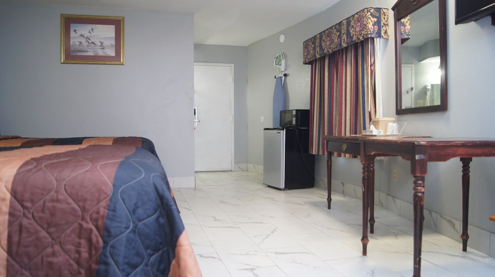 Holiday Lodge And Suites 12/46