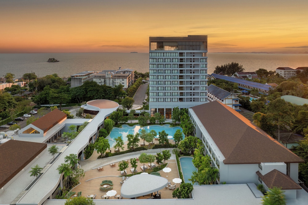 Mercure Rayong Lomtalay Villas and Resort in KLAENG