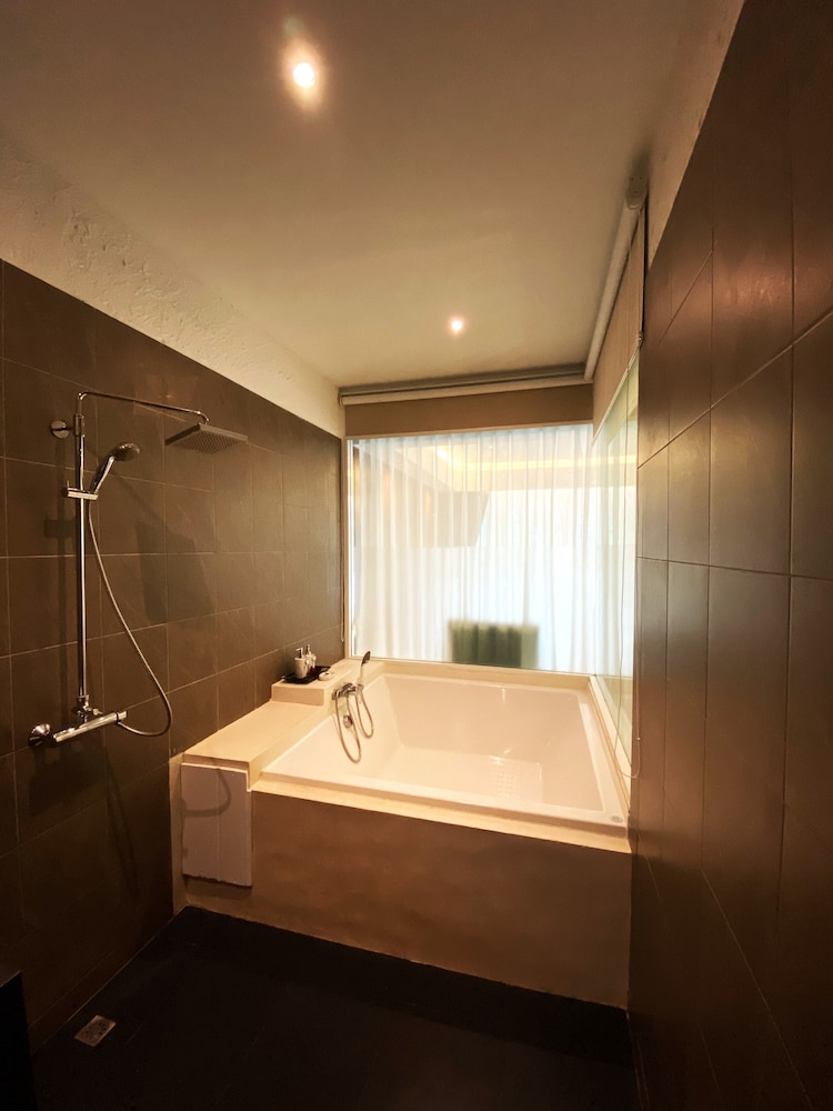 L Esprit de Naiyang Beach Resort 50/50