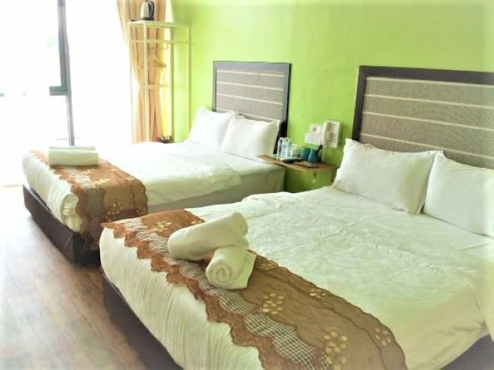 DELUXE, FAMILY, KING BED