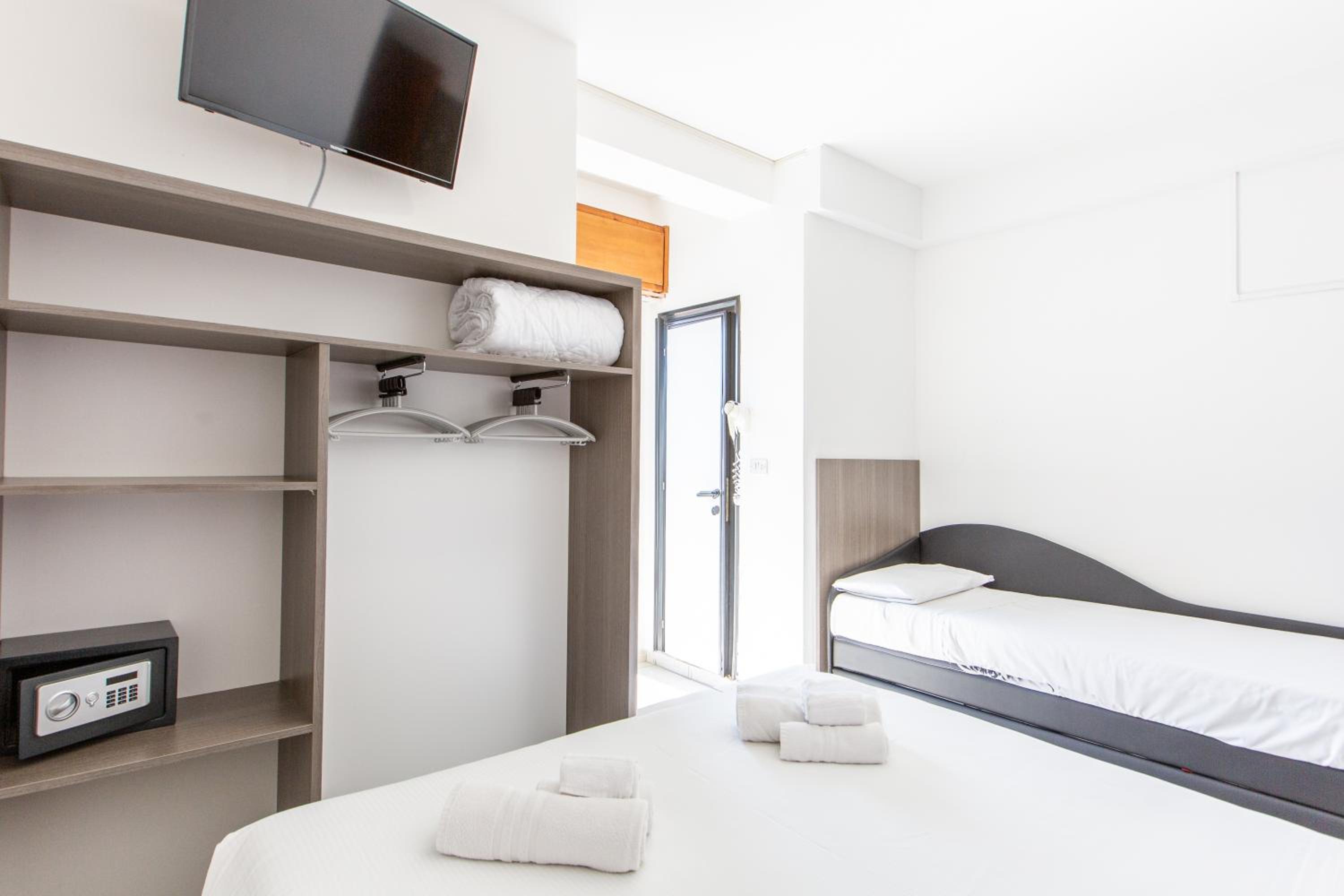 Room, Triple, Balcony, Grazia Hotel 4/10
