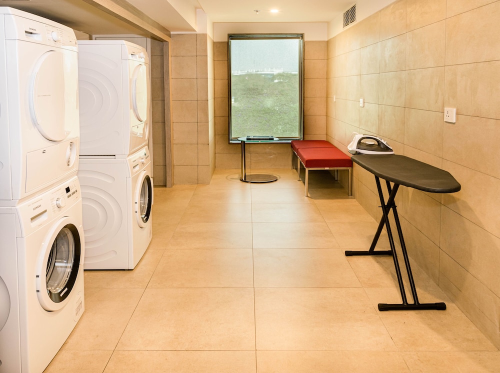 Holiday Inn Express Kolkata Airport 54/56