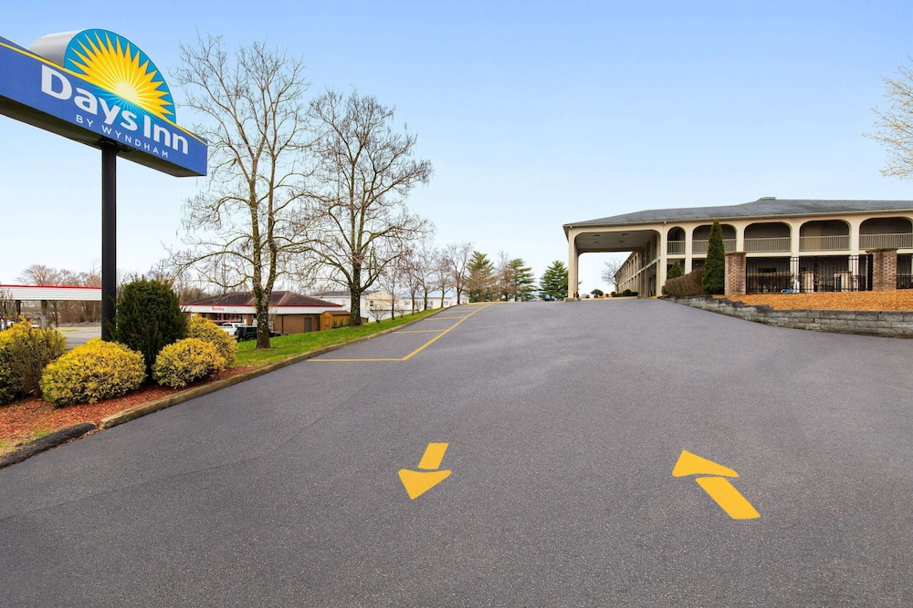 Days Inn by Wyndham Columbia Kentucky 47/52