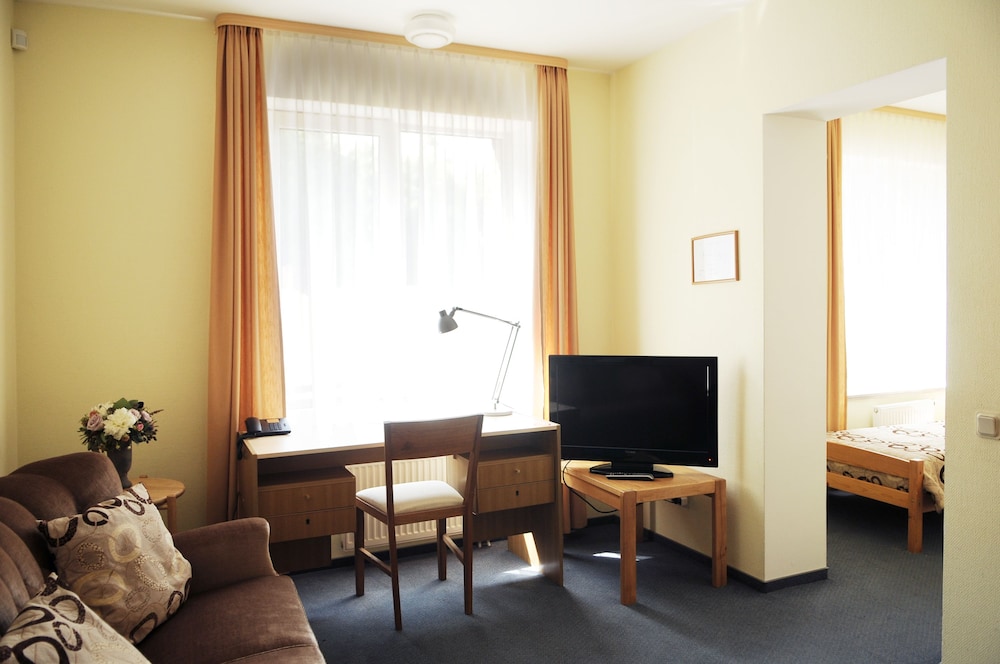AMICUS HOTEL 30/42