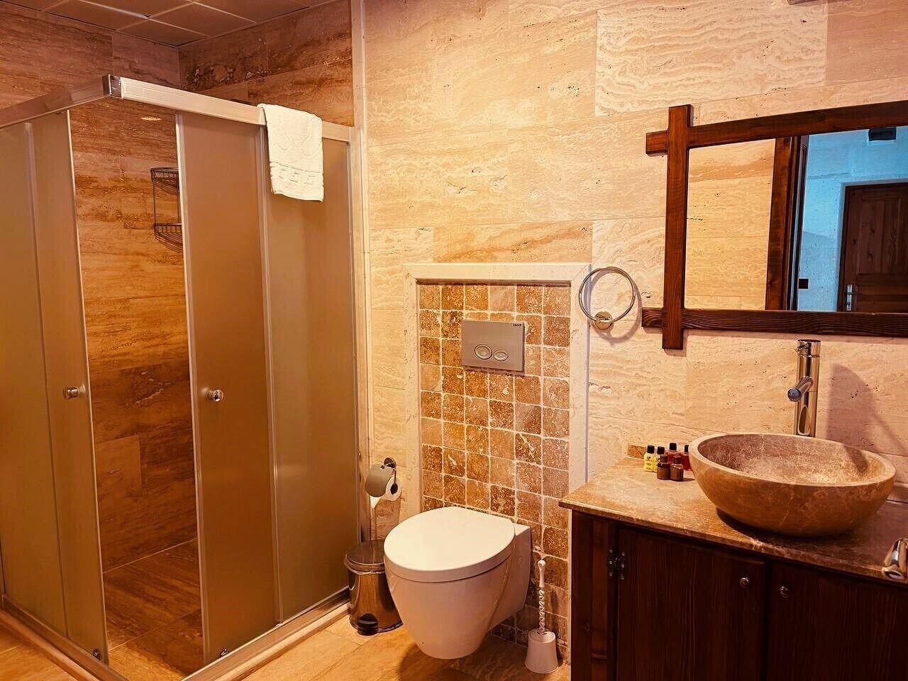 غرفة سوبيريور بسرير كوين بشرفة، Empire Cave Hotel 3/3