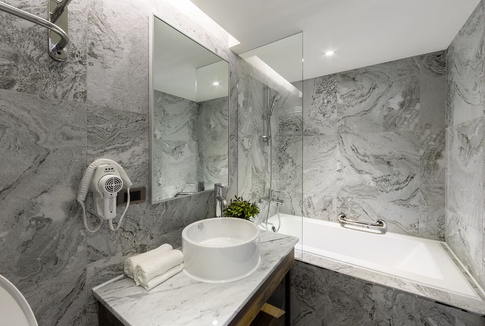 Lan Kwai Fong Garden Hotel 65/66