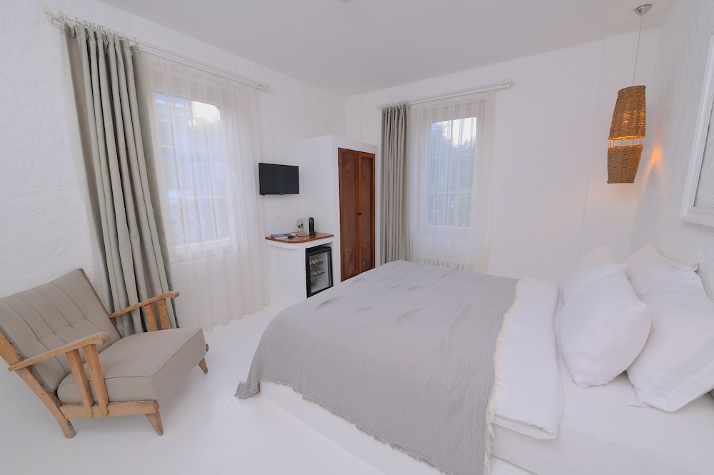 Peremere Alacati Hotel 12/50