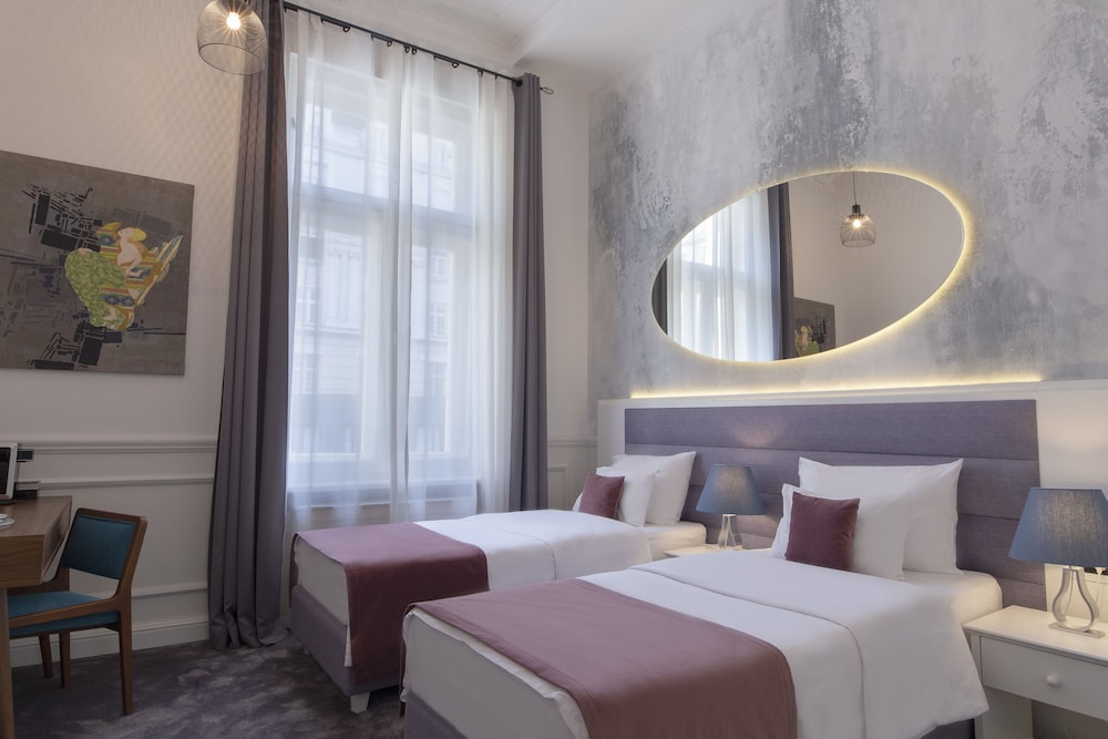 Public House Hotel 15/50